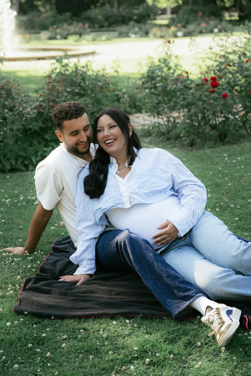 Werdende Eltern bei einem Babybauchshooting